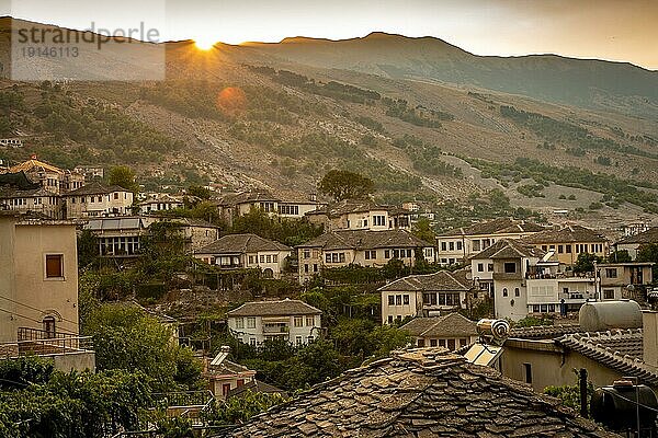 Albanien hat viele malerische Städte. Das historische Gjirokaster ist bekannt für sein osmanisches Erbe und eine der schönsten Städte des Balkanlandes