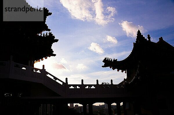 Silhouette eines chinesischen Tempels im Nachmittagslicht