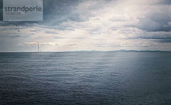 Panorama Meereslandschaft mit einem Segelboot am Horizont