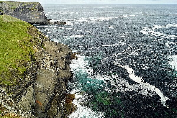 Der Kilkee Cliff Walk ist eine landschaftlich reizvolle  2 bis 3 Stunden dauernde (8 km)  mittelschwere Rundwanderung entlang der Kilkee Cliffs  die am Diamond Rocks Café  Pollock Holes Parkplatz  beginnt