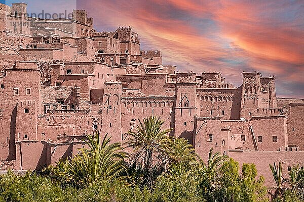 Sonnenuntergang über dem befestigten Dorf und den Lehmhäusern der alten Siedlung Ait Benhaddou  Marokko  Afrika