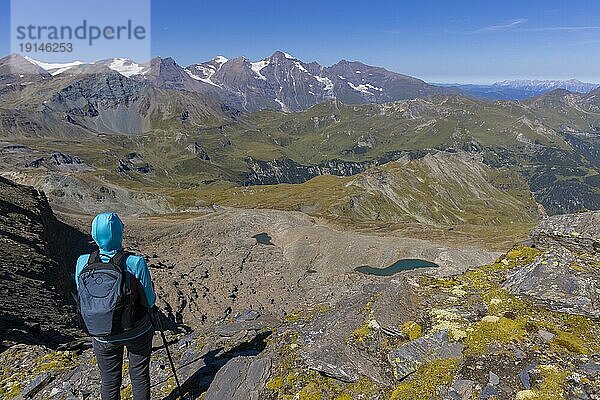 Großglocknergebiet  Klagenfurter Jubiläumsweg  Salzburg  Österreich mit Wanderin