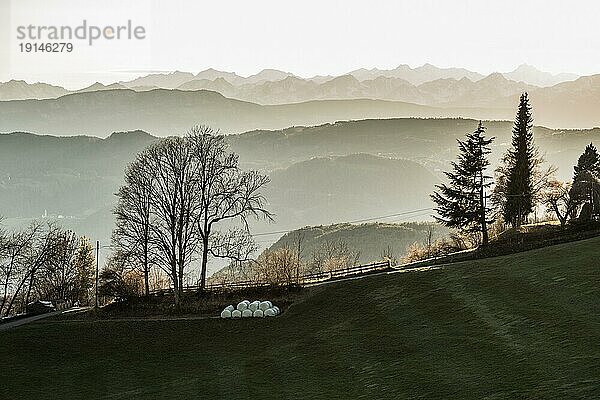 Berge im Gegenlicht  Sonnenuntergang  Frühling  Seis am Schlern  Seiser Alm  Dolomiten  Südtirol  Italien  Europa