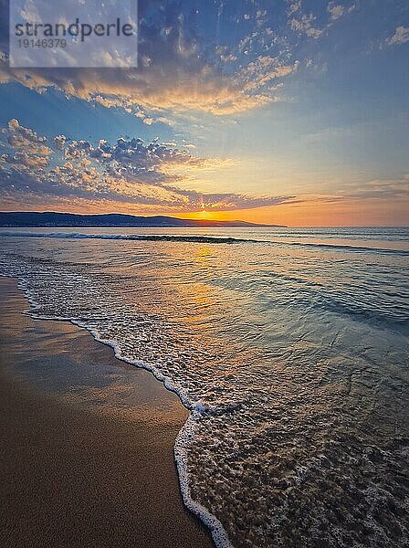 Am frühen Morgen am Strand mit einem friedlichen Blick auf den Sonnenaufgang über dem Meer. Calm Seascape Morgengrauen Szene  natürlichen Hintergrund. Sommerurlaub und Reisekonzept