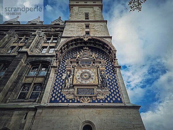 Die Uhr der Conciergerie  der Uhrenturm (Tour de l'Horloge) . Die älteste öffentliche Uhr von Paris als verbleibender Teil des Palais de la Cite