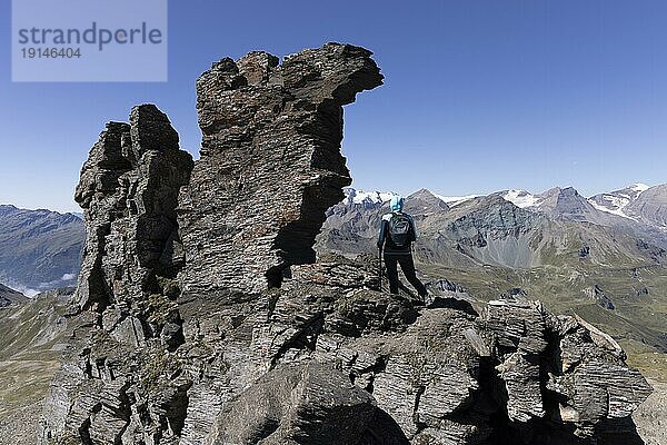 Großglocknergebiet  Klagenfurter Jubiläumsweg  Salzburg  Österreich mit Wanderin