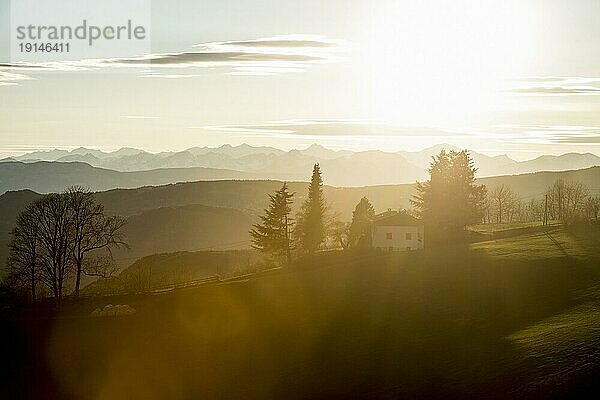 Berge im Gegenlicht  Sonnenuntergang  Frühling  Seis am Schlern  Seiser Alm  Dolomiten  Südtirol  Italien  Europa