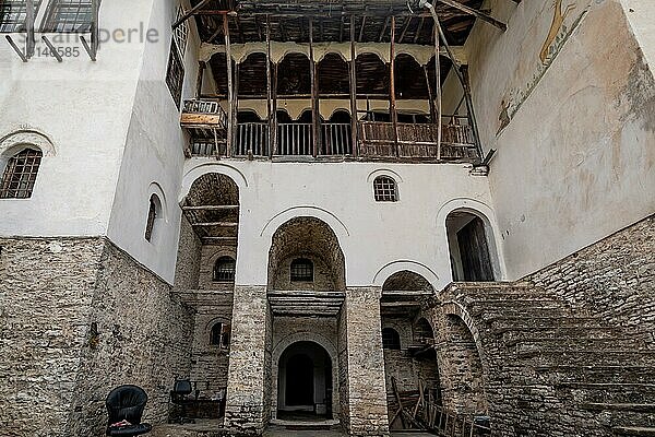 Gjirokaster ist eine wunderschöne historische Stadt in Albanien mit einem deutlich sichtbaren osmanischen Erbe. Die Altstadt hat einige der schönsten und am besten erhaltenen mittelalterlichen Häuser