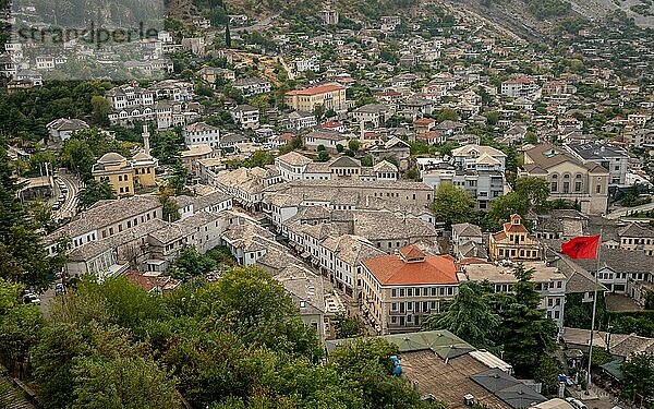 Gjirokaster ist eine wunderschöne Stadt in Albanien  in der das osmanische Erbe deutlich sichtbar ist. Diese UNESCO Welterbestätte bietet gut erhaltene mittelalterliche Häuser