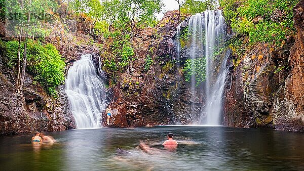 Die Schwimmlöcher bei den Florence Falls gehören zu den meistbesuchten Touristenattraktionen im Litchfield National Park im australischen Northern Territory