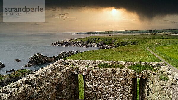 Slains Castle  auch als New Slains Castle bekannt  um es von Old Slains Castle zu unterscheiden  ist eine Burgruine in Aberdeenshire  Schottland. Sie liegt an einer felsigen Küste  etwa einen Kilometer östlich von Cruden Bay und überblickt die Nordsee