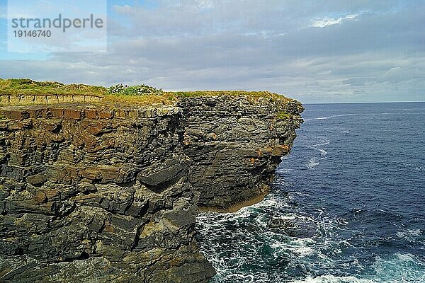 Der Kilkee Cliff Walk ist eine landschaftlich reizvolle  2 bis 3 Stunden dauernde (8 km)  mittelschwere Rundwanderung entlang der Kilkee Cliffs  die am Diamond Rocks Café  Pollock Holes Parkplatz  beginnt