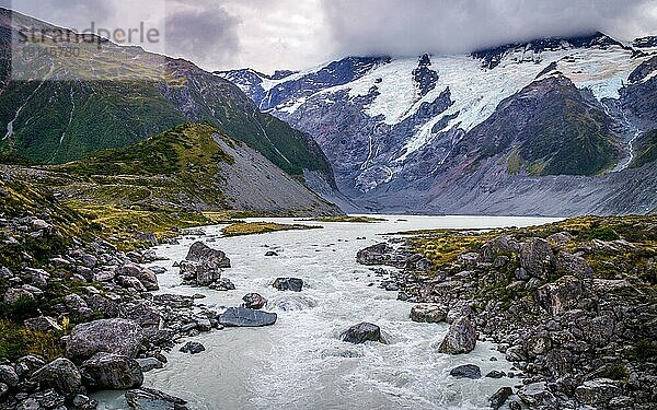 Blick vom Hooker Valley Track auf den Gletscher in Aoraki  Neuseeland: Aoraki  auch bekannt als Mt. Cook  bietet einige der unglaublichsten alpinen Landschaften Neuseelands