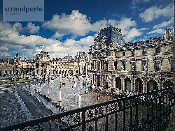 Gelände des Louvre Museums  Paris  Frankreich. Das berühmte Palastgebäude von außen betrachtet