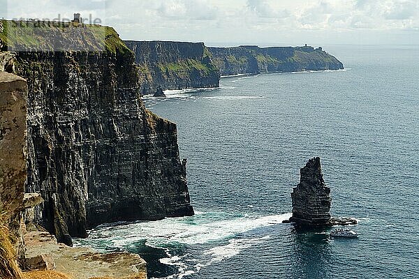 Die Cliffs of Moher sind die bekanntesten Klippen in Irland. Sie befinden sich an der Südwestküste von Irlands Hauptinsel in der Grafschaft Clare in der Nähe der Dörfer Doolin und Liscannor