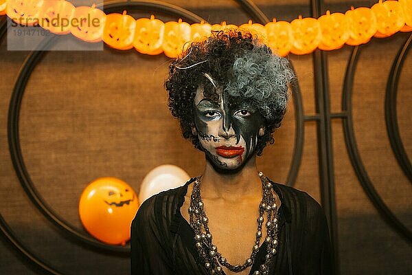 Halloweenparty mit Freunden in einem Disco Nachtclub  Porträt eines Mannes im Kostüm