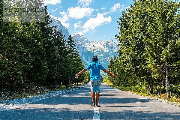 Ein Tourist im Sommer  der auf der Straße im Valbona Tal spazieren geht und die Freiheit genießt  Theth Nationalpark  Albanische Alpen  Valbona Albanien