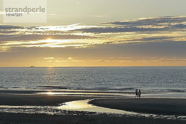 Sonnenuntergang an der belgischen Küste  Silhouette eines Pärchens am Strand  De Haan  Le Coq  Westflandern  Belgien  Europa