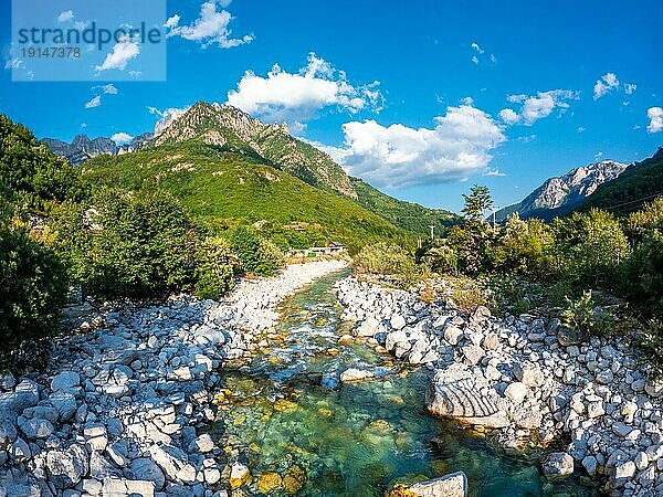 Schönes Valbona Flusstal im Sommer  Theth Nationalpark  Albanische Alpen  Albanien  Europa