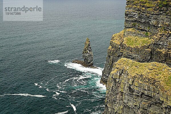 Die Cliffs of Moher sind die bekanntesten Klippen in Irland. Sie befinden sich an der Südwestküste von Irlands Hauptinsel in der Grafschaft Clare in der Nähe der Dörfer Doolin und Liscannor