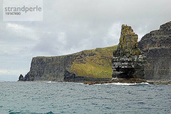 Wild Atlantic Way  Bootsfahrt zu den Cliffs of Moher. Die Cliffs of Moher sind die bekanntesten Klippen in Irland. Sie befinden sich an der Südwestküste von Irlands Hauptinsel in der Grafschaft Clare in der Nähe der Dörfer Doolin und Liscannor