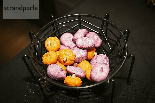 Halloween Lebensmittel und Süßigkeiten in Form von Kürbissen auf einer Party  farbige Zuckerkürbisse