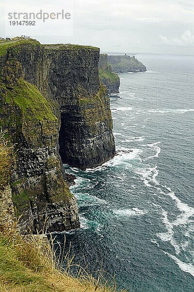 Die Cliffs of Moher sind die bekanntesten Klippen in Irland. Sie befinden sich an der Südwestküste von Irlands Hauptinsel in der Grafschaft Clare in der Nähe der Dörfer Doolin und Liscannor