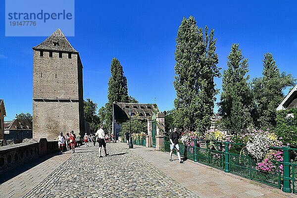 Straßburg  Frankreich  September 2023: Menschen überqueren die schöne historische Brücke Ponts Couvert mit Turm an einem sonnigen Tag  Europa