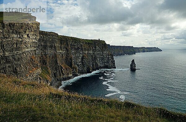 Die Cliffs of Moher sind die bekanntesten Klippen in Irland. Sie befinden sich an der Südwestküste von Irlands Hauptinsel in der Grafschaft Clare in der Nähe der Dörfer Doolin und Liscannor