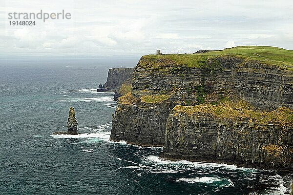 Die Cliffs of Moher sind die bekanntesten Klippen in Irland. Sie befinden sich an der Südwestküste von Irlands Hauptinsel in der Grafschaft Clare in der Nähe der Dörfer Doolin und Liscannor