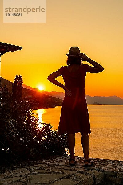 Silhouette einer Frau bei Sonnenuntergang am Shkoder See in der Gemeinde Shiroka  Sommerurlaub. Albanien