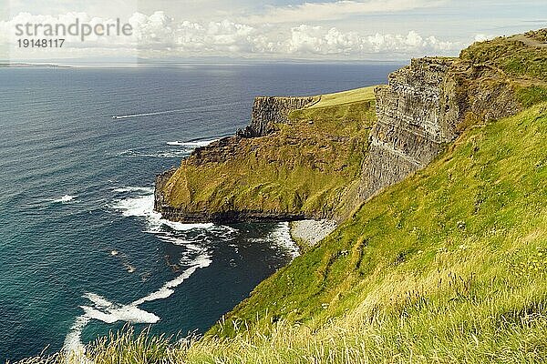 Die Cliffs of Moher sind die bekanntesten Klippen in Irland. Sie befinden sich an der Südwestküste von Irlands Hauptinsel in der Grafschaft Clare in der Nähe der Dörfer Doolin und Liscannor