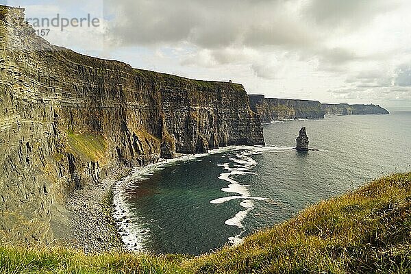 Die Cliffs of Moher sind die bekanntesten Klippen in Irland. Sie befinden sich an der Südwestküste von Irlands Hauptinsel in der Grafschaft Clare in der Nähe der Dörfer Doolin und Liscannor