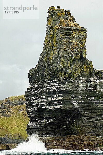 Wild Atlantic Way  Bootsfahrt zu den Cliffs of Moher. Die Cliffs of Moher sind die bekanntesten Klippen in Irland. Sie befinden sich an der Südwestküste von Irlands Hauptinsel in der Grafschaft Clare in der Nähe der Dörfer Doolin und Liscannor