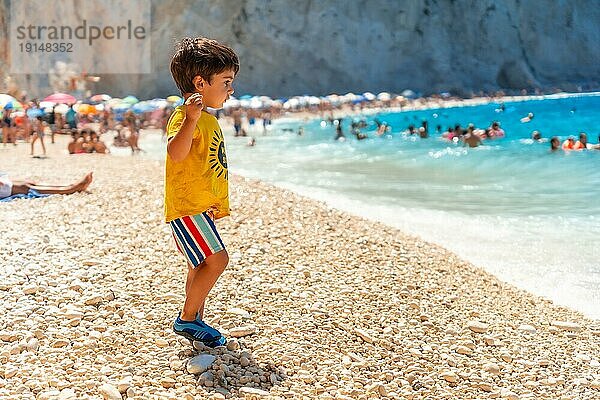 Junge hat Spaß am Strand von Porto Katsiki auf der Insel Lefkada im Urlaub  Griechenland  Europa