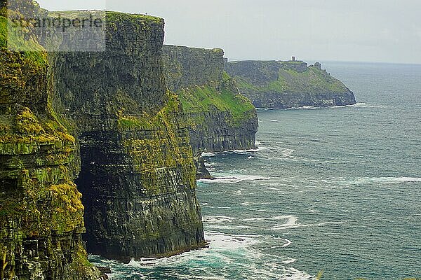 Die Cliffs of Moher sind die bekanntesten Klippen in Irland. Sie befinden sich an der Südwestküste von Irlands Hauptinsel in der Grafschaft Clare in der Nähe der Dörfer Doolin und Liscannor