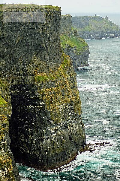 Die Cliffs of Moher sind die bekanntesten Klippen in Irland. Sie befinden sich an der Südwestküste von Irlands Hauptinsel in der Grafschaft Clare in der Nähe der Dörfer Doolin und Liscannor