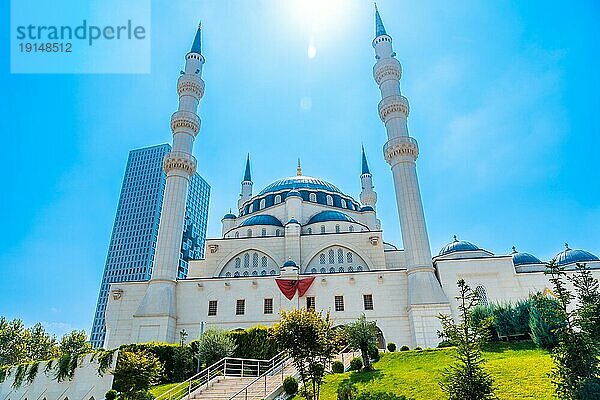 Die beeindruckende Namazgah Moschee Tirana in der Nähe des Skanderbeg Platzes in Tirana. Albanien