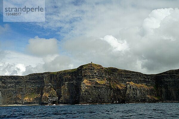 Wild Atlantic Way  Bootsfahrt zu den Cliffs of Moher. Die Cliffs of Moher sind die bekanntesten Klippen in Irland. Sie befinden sich an der Südwestküste von Irlands Hauptinsel in der Grafschaft Clare in der Nähe der Dörfer Doolin und Liscannor