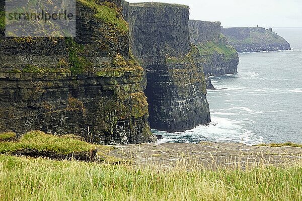 Die Cliffs of Moher sind die bekanntesten Klippen in Irland. Sie befinden sich an der Südwestküste von Irlands Hauptinsel in der Grafschaft Clare in der Nähe der Dörfer Doolin und Liscannor