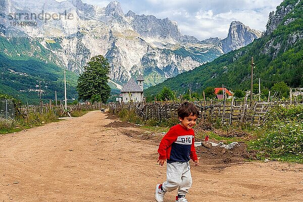 Ein sehr glückliches Kind  das im Tal des Theth Nationalparks in Albanien läuft. albanische Alpen