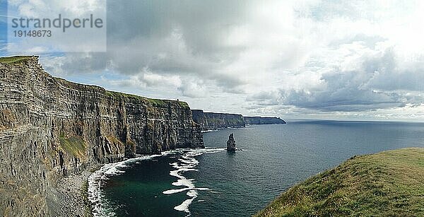 Die Cliffs of Moher sind die bekanntesten Klippen in Irland. Sie befinden sich an der Südwestküste von Irlands Hauptinsel in der Grafschaft Clare in der Nähe der Dörfer Doolin und Liscannor