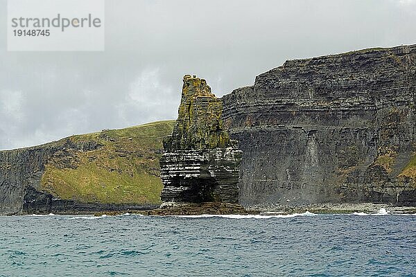 Wild Atlantic Way  Bootsfahrt zu den Cliffs of Moher. Die Cliffs of Moher sind die bekanntesten Klippen in Irland. Sie befinden sich an der Südwestküste von Irlands Hauptinsel in der Grafschaft Clare in der Nähe der Dörfer Doolin und Liscannor