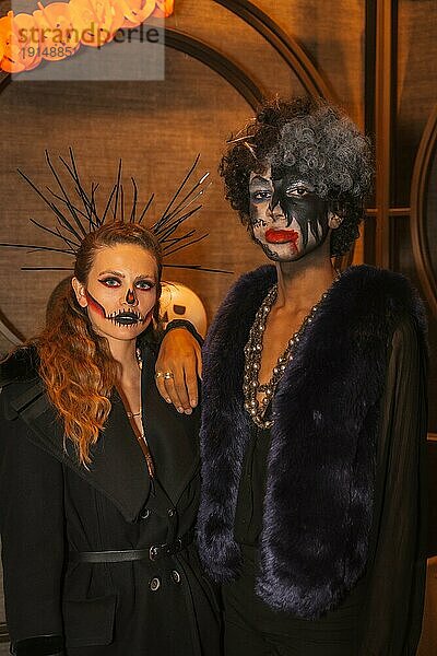 Halloweenparty mit Freunden in einem Disco Nachtclub  Porträt eines geschminkten Freundespaares