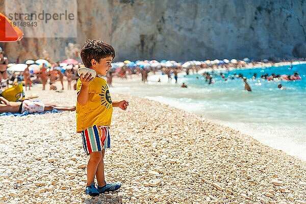 Junge amüsiert sich am Strand von Porto Katsiki im Sommerurlaub auf der Insel Lefkada  Griechenland  Europa