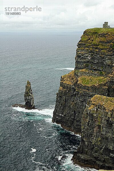 Die Cliffs of Moher sind die bekanntesten Klippen in Irland. Sie befinden sich an der Südwestküste von Irlands Hauptinsel in der Grafschaft Clare in der Nähe der Dörfer Doolin und Liscannor