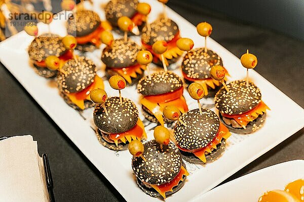 Halloween Essen und Süßigkeiten in Form von Kürbissen auf einer Party  kleiner Geister Burger