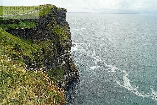 Die Cliffs of Moher sind die bekanntesten Klippen in Irland. Sie befinden sich an der Südwestküste von Irlands Hauptinsel in der Grafschaft Clare in der Nähe der Dörfer Doolin und Liscannor