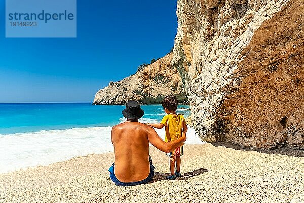 Vater und Kind haben Spaß am Strand von Porto Katsiki im Sommerurlaub auf der Insel Lefkada  Griechenland  Europa