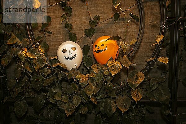 Halloweendekoration auf einer Party  Dekoration von Luftballons in einigen Pflanzen